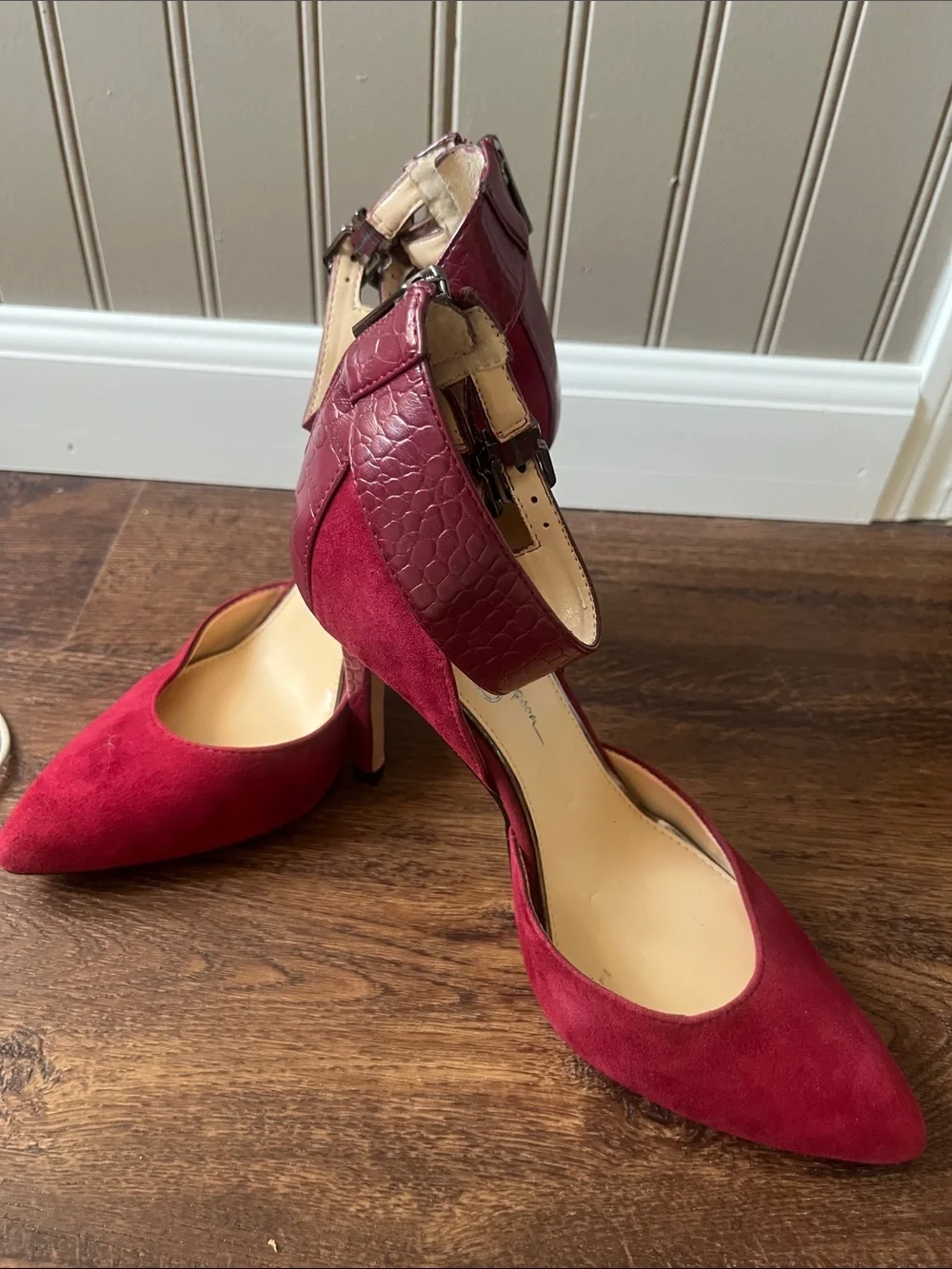 Gorgeous like new Jessica Simpson Crimson Pointed-Toe Ankle-Strap Heels